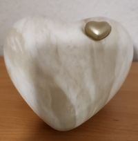 0,8 l Keramikurne wei&szlig; marmoriert mit goldherz